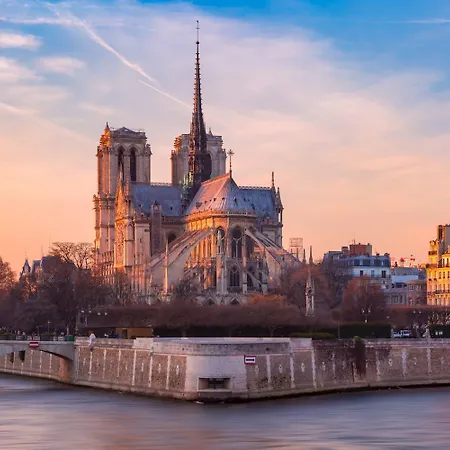 Des Deux Continents Hotel 3*