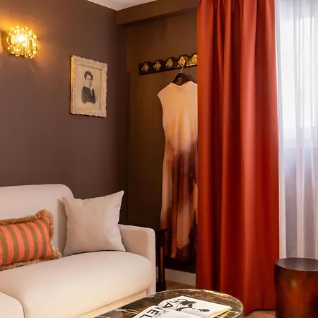 Des Deux Continents Hotel 3*