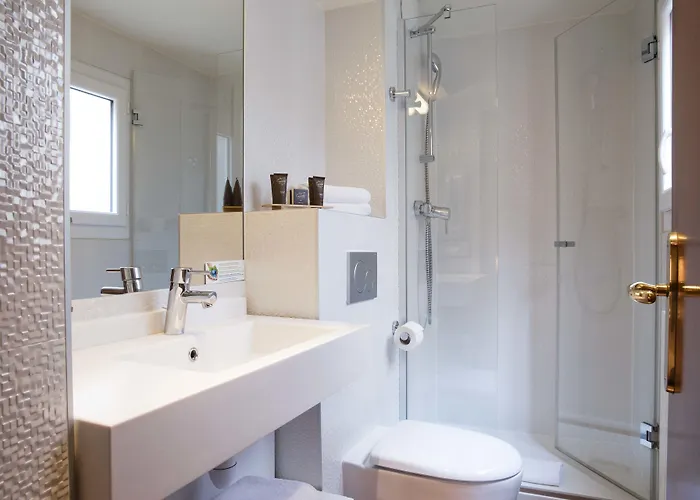 Des Deux Continents Hotel 3*