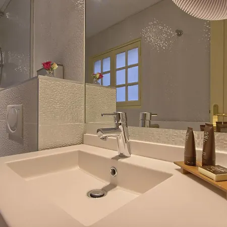 Des Deux Continents Hotel 3*